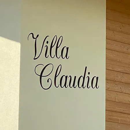 Claudia 3*
